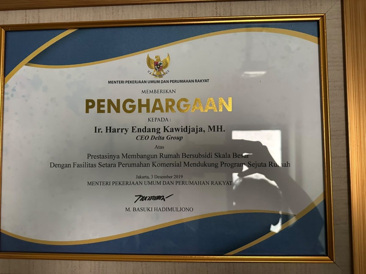 Piala Prestasi Membangun Rumah Bersubsidi Skala Besar dengan Fasilitas Setara Perumahan Komersial
